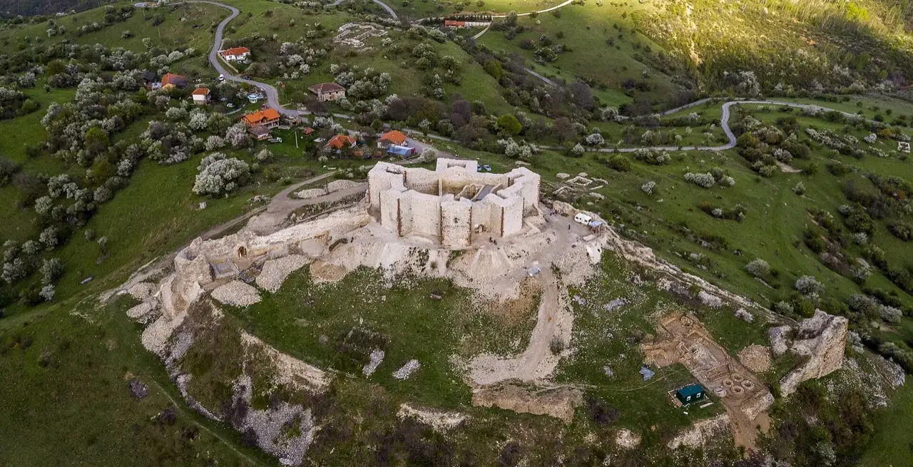 The fortress of Novobërdë above the red roofs of the village